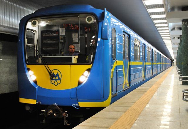 Київський метрополітен встановить ще 12 турнікетів для оплати банківською картою Київський метрополітен встановить ще 12 турнікетів для оплати банківською картою