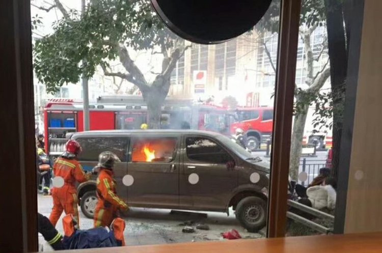 Палаючий фургон в’їхав у натовп у Шанхаї Палаючий фургон в’їхав у натовп у Шанхаї