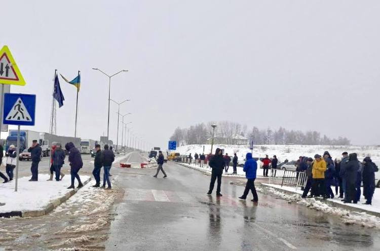 Мітингувальники перекрили пункти пропуску на українсько-польському кордоні Мітингувальники перекрили пункти пропуску на українсько-польському кордоні