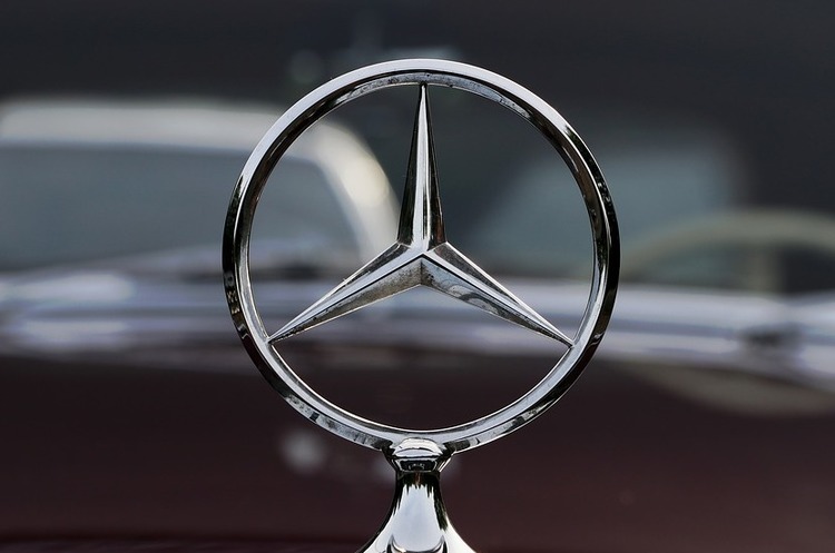 Mercedes вибачився перед китайцями за використання слів Далай-лами, якого Пекін вважає «небезпечним сепаратистом» Mercedes вибачився перед китайцями за використання слів Далай-лами, якого Пекін вважає «небезпечним сепаратистом»