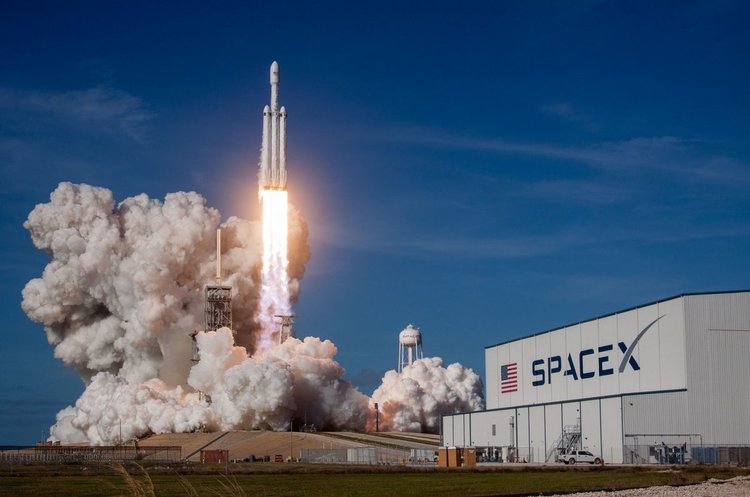 фото SpaceX Новини від Маска: частина ракети Falcon Heavy розбилась, а Tesla не потрапить на орбіту Марса