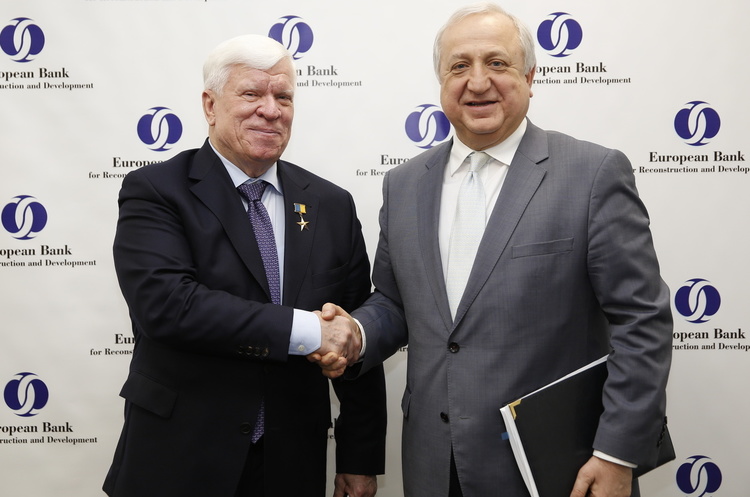 Олексій Вадатурський, генеральний директор «Нібулону», та Шевкі Аджунер, голова представництва ЄБРР в Україні Писано по воді: навіщо «Нібулон» бере кредит у ЄБРР