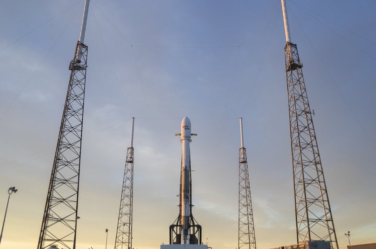 SpaceX відтермінувала запуск ракети зі супутниками, які роздаватимуть швидкісний інтернет SpaceX відтермінувала запуск ракети зі супутниками, які роздаватимуть швидкісний інтернет
