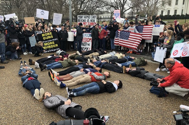 Американські підлітки влаштували лежачий протест проти зброї