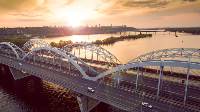 Фото: Shutterstock Мінінфраструктури планує залучити кредит під добудову Дарницького мосту в Києві