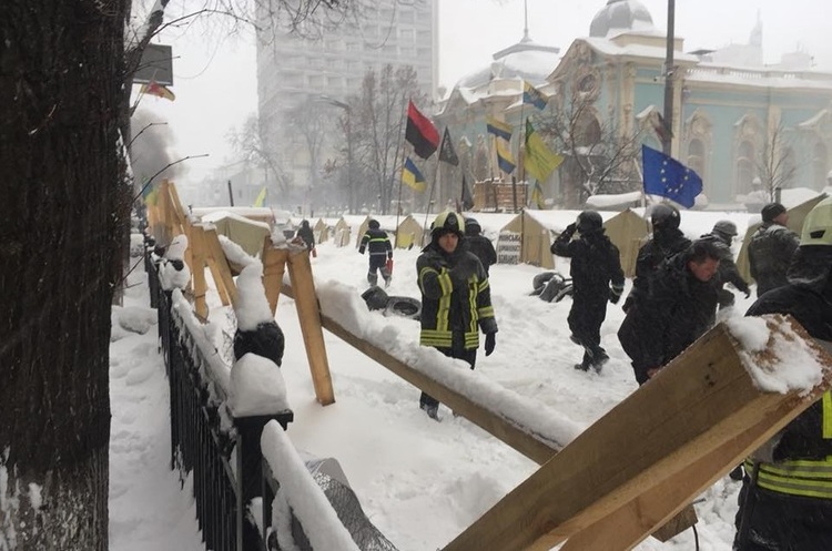 Facebook Артема Шевченка Поліція прибирає наметове містечко під Радою, затримано 50 осіб