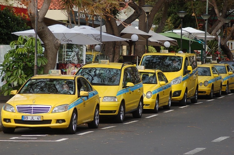 Грецькі таксисти страйкують проти Uber, залізничники – проти приватизації Грецькі таксисти страйкують проти Uber, залізничники – проти приватизації