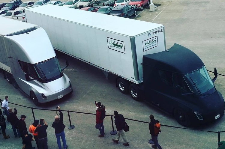 Instagram Elon Musk Tesla вперше доставила товари за допомогою безпілотних вантажівок Tesla Semi