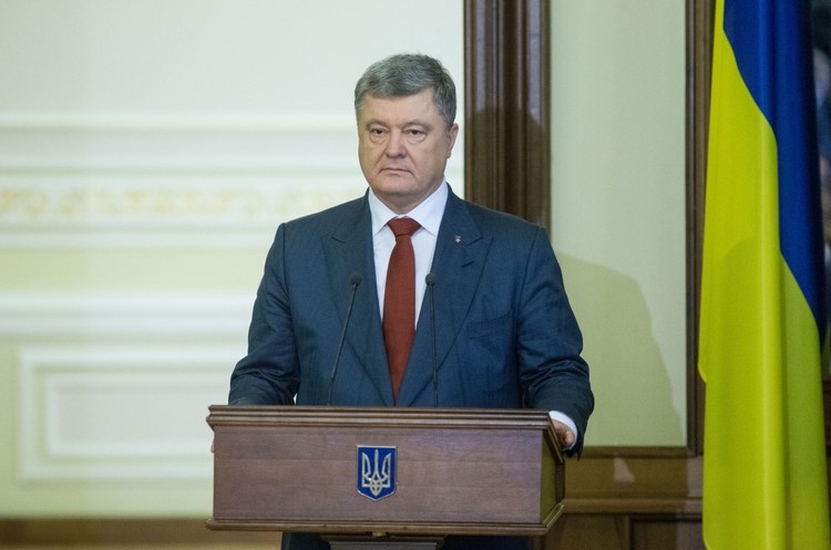 Порошенко вирішив відкласти рішення про податок на виведений капітал Порошенко вирішив відкласти рішення про податок на виведений капітал