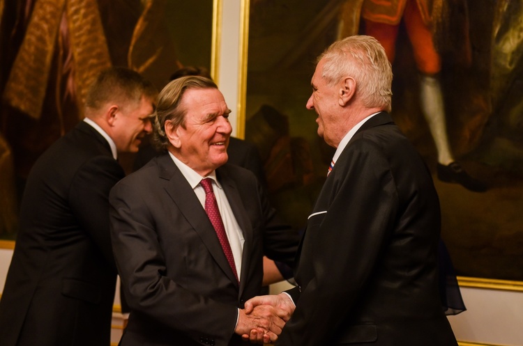 Герхард Шредер (зліва) Клімкін вимагає ввести санкції проти екс-канцлера Німеччини Шредера