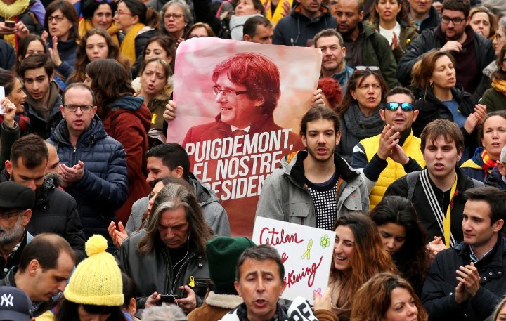 Каталонці вийшли на масові протести після затримання Пучдемона Каталонці вийшли на масові протести після затримання Пучдемона