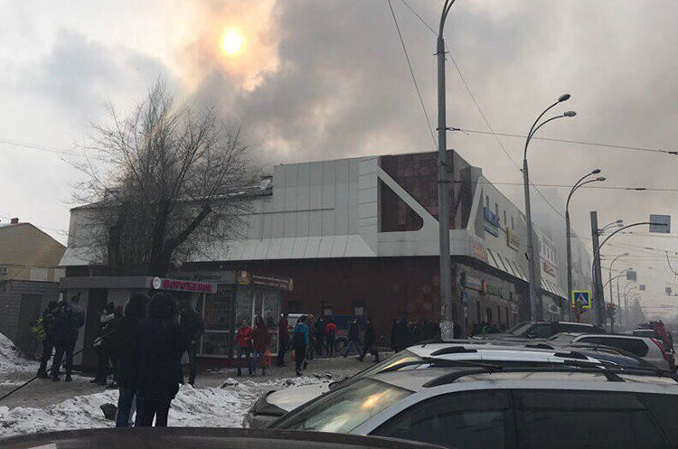 Люди не могли рятуватися через пожежні виходи з ТЦ в Кемерові, бо вони були заблоковані – СКР Люди не могли рятуватися через пожежні виходи з ТЦ в Кемерові, бо вони були заблоковані – СКР