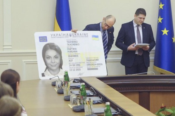Арсеній Яценюк представив паспорт нового зразка у формі ID-картки Верховний Суд заборонив відмовлятися від ID-карток
