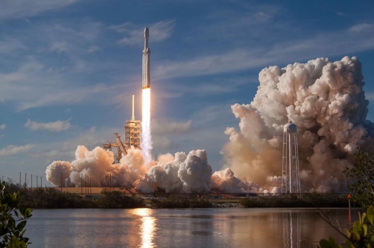 фото www.space.com Заплутався парашут: SpaceX знову не вдалося впіймати обтічник ракети Falcon 9