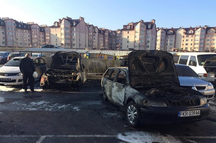 Спалено п'ять автівок на парковці в Києві Спалено п'ять автівок на парковці в Києві