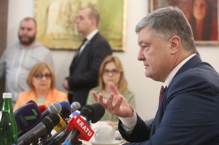 Порошенко оголосив дату завершення АТО на Донбасі Порошенко оголосив дату завершення АТО на Донбасі