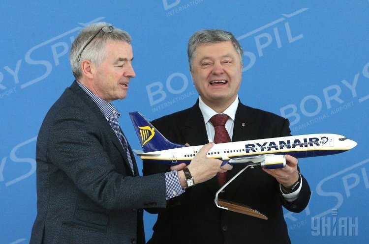 Генеральний директор ірландської авіакомпанії Ryanair Майкл О'Лірі та президент України Петро Порошенко Ryanair вийде на ринок України попри неузгодженість з аеропортом «Бориспіль» - Омелян