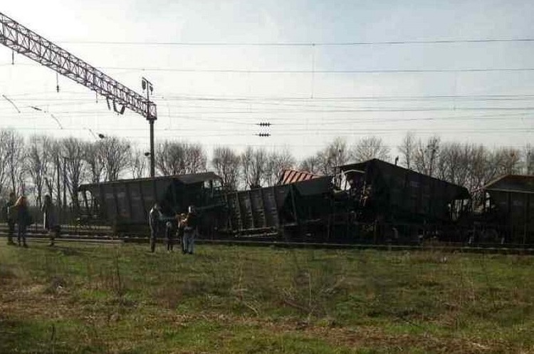 фото з соцмереж У Львівській області зійшли з рейок 10 вантажних вагонів, роботу залізниці заблоковано