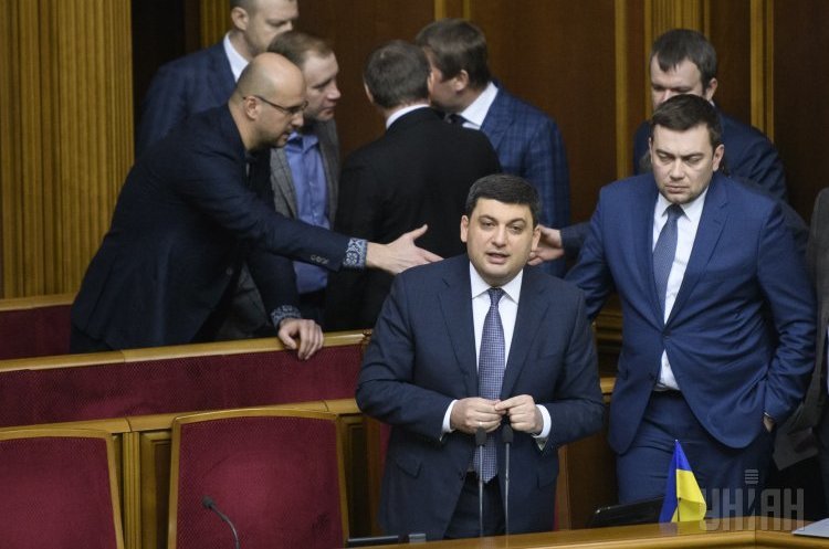 Володимир Гройсман під час Години запитань до уряду на засіданні Верховної Ради України Гройсман ініціює посилення закону «Маски-шоу стоп»