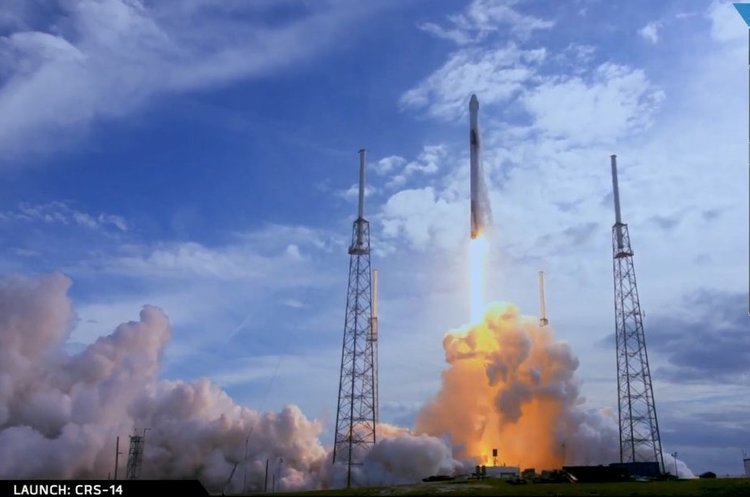 SpaceX спробує зберігати другий ступінь ракет-носіїв за допомогою гігантської повітряної кулі SpaceX спробує зберігати другий ступінь ракет-носіїв за допомогою гігантської повітряної кулі