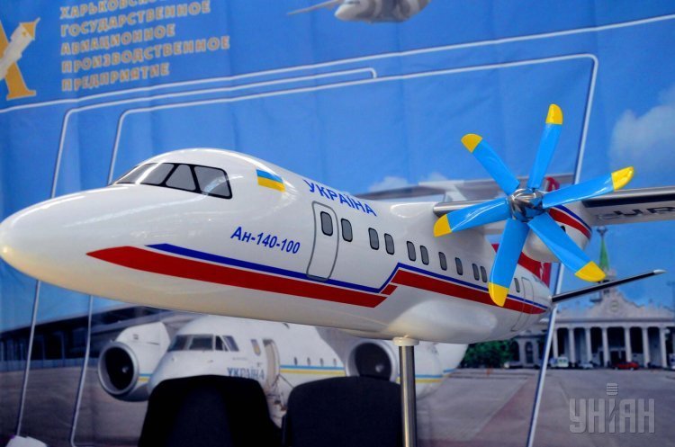 Модель літака АН-140 Російський суд визнав СП, що випускало «Ан-140», банкрутом