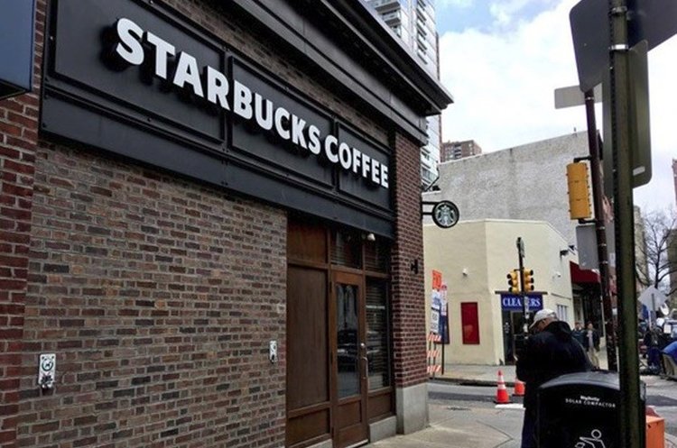 Twitter @NewObOnline Starbucks тимчасово закриє 8000 своїх кав’ярень після звинувачень у расизмі