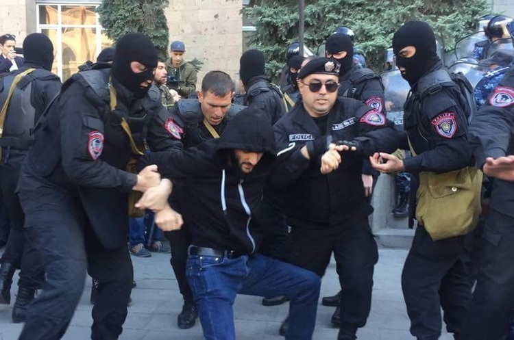 скрін-шот Youtube Протести в Єревані тривають: поліція затримала понад 100 людей
