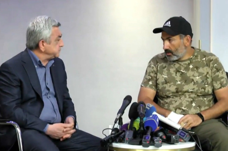 скрін з відео Переговори вірменського прем’єра Саргсяна та лідера опозиції Пашиняна провалилися