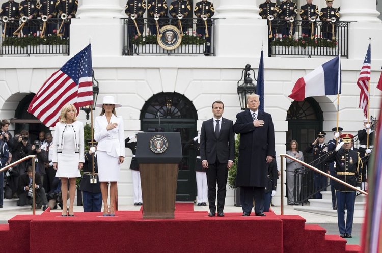 Twitter @realDonaldTrump Візит Макрона до Трампа: політичні теми затьмарило висадження дуба і струшування лупи (ВІДЕО)