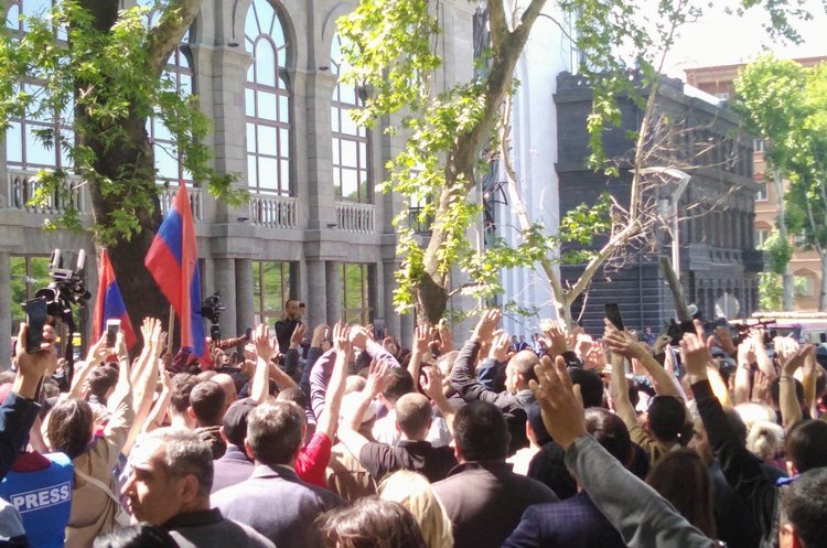 Нові протести в Єревані, поліція стягує в центр міста спецтехніку Нові протести в Єревані, поліція стягує в центр міста спецтехніку