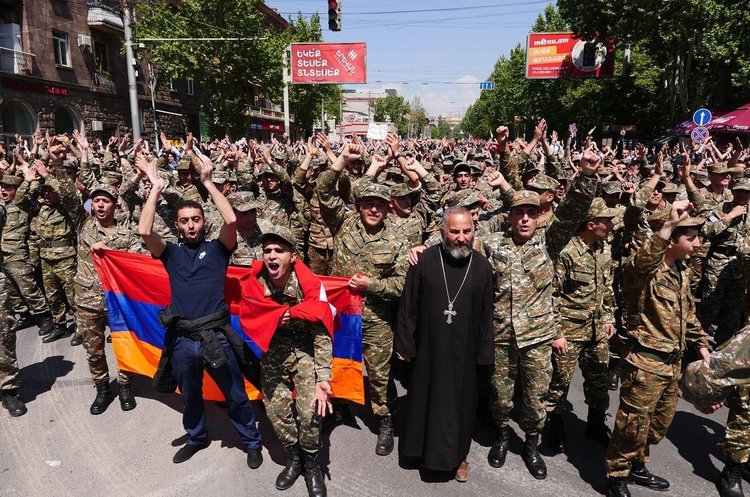 Уряд Вірменії відправили у відставку, опозиція наполягає на позачергових виборах Уряд Вірменії відправили у відставку, опозиція наполягає на позачергових виборах