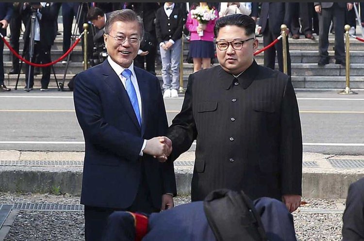 Історична зустріч: Кім Чен Ин пообіцяв більше не будити свого південнокорейського колегу ранковими ракетними запусками