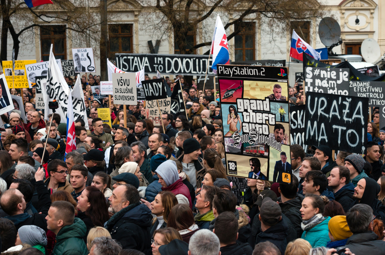 Тисячі словаків вийшли на протест за дострокові вибори Тисячі словаків вийшли на протест за дострокові вибори