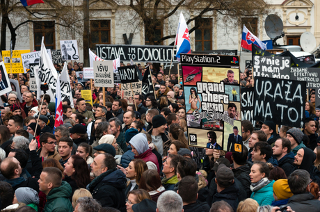 Тисячі словаків вийшли на протест за дострокові вибори