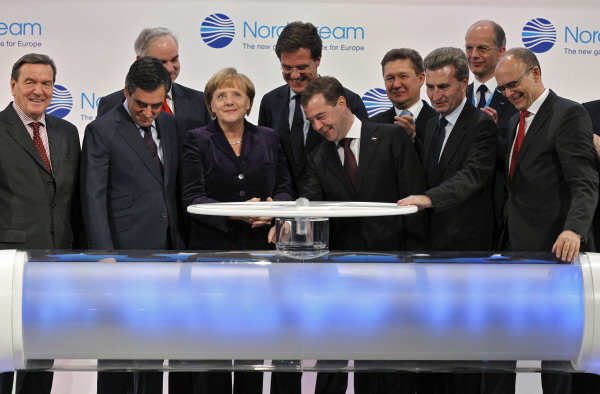 Церемонія відкриття Nord Stream-2 за участю Ангели Меркель, Дмитра Медведєва, Марка Рютте і Франсуа Фійона, 8 листопада 2011 року У Німеччині почалося будівництво «Північного потоку – 2»