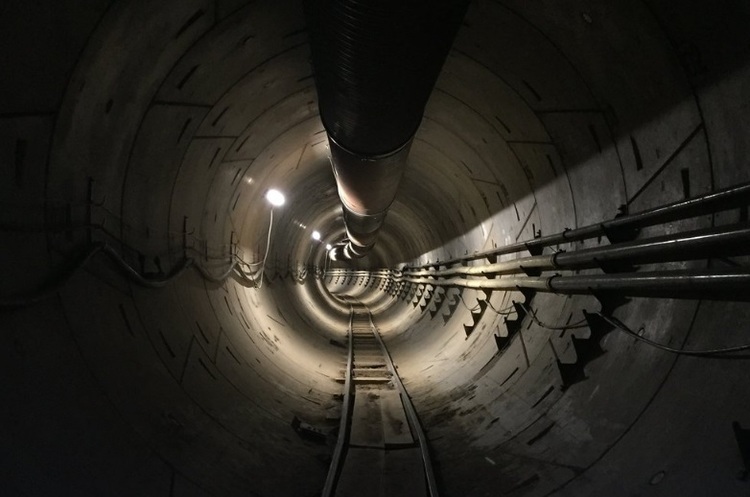 Ілон Маск показав, як виглядає проритий його компанією тунель під Лос-Анджелесом (ВІДЕО)