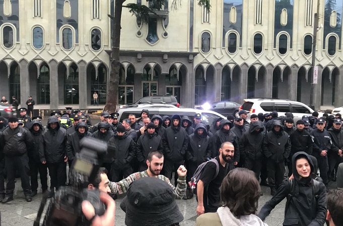 Twitter @Tutasay У Грузії продовжуються масові протести проти вторгнення поліції в нічні клуби