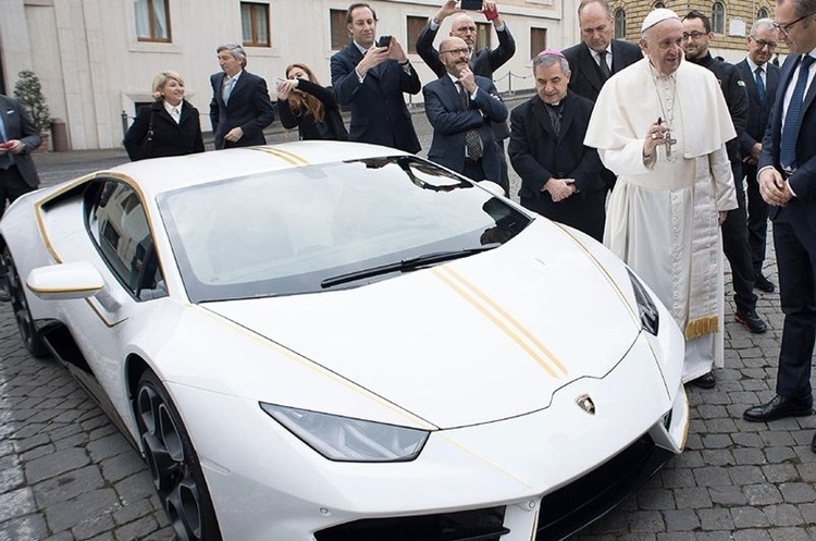 фото MotorPage Папа Римський продав свій Lamborghini на аукціоні за 715 000 євро