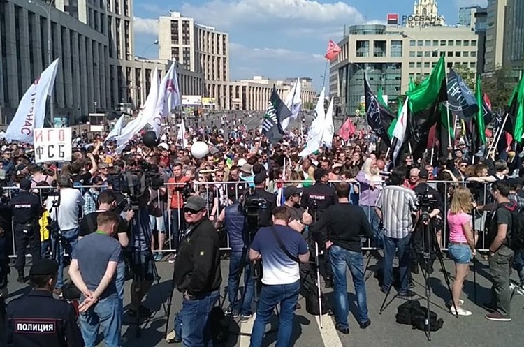 фото Twitter @Activatica На мітингу в Москві проти блокування Telegram десятки людей затримано за «неправильні» лозунги