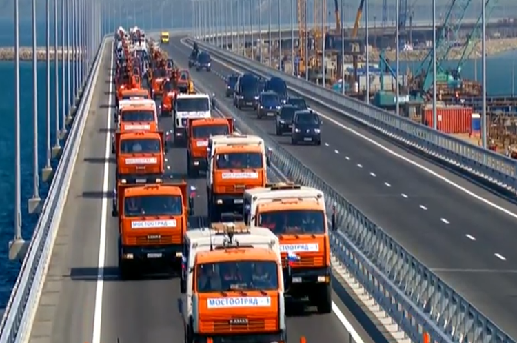 Фото: скріншот Youtube Путін особисто повів колону КамАЗів на відкритті нового моста