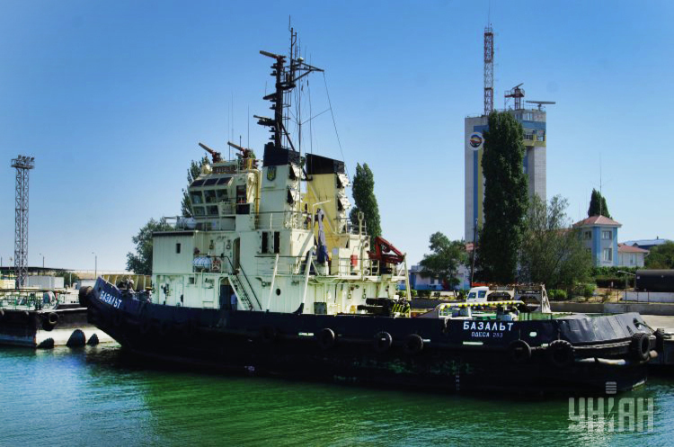 Корабель-буксир на фоні адміністративних будівель порту „Южний” Морські порти зменшили обсяги перевалки вантажів