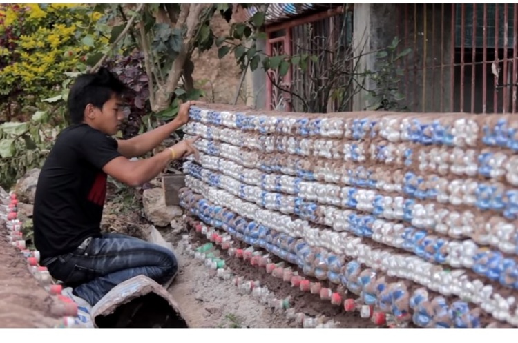 ecobricks.org У Філіппінах винайшли, як перетворювати пластикові пляшки на будівельний матеріал (ВІДЕО)
