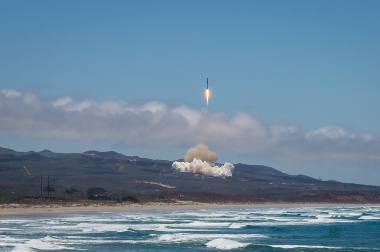 Falcon 9 успішно вивела одразу 7 супутників для двох замовників на орбіту Falcon 9 успішно вивела одразу 7 супутників для двох замовників на орбіту