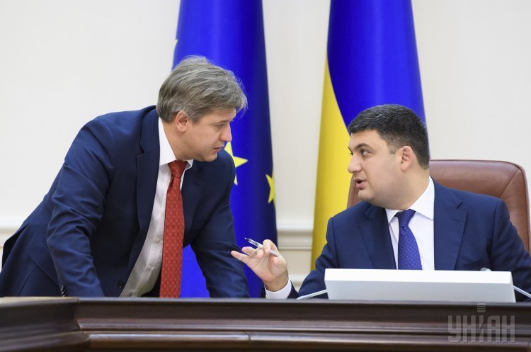 Міністр фінансів України Олександр Данилюк (ліворуч) і прем'єр-міністр України Володимир Гройсман Чия тепер ДФС і на кого їй працювати?