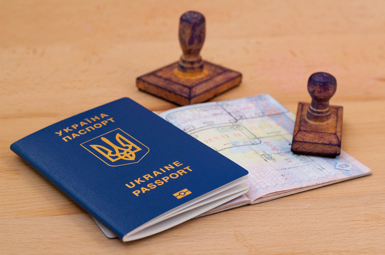 Українці поводять за кордоном себе добре – причин для позбавлення безвіза немає – єврокомісар Українці поводять за кордоном себе добре – причин для позбавлення безвіза немає – єврокомісар