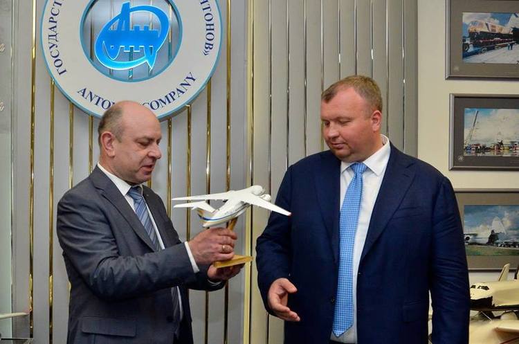 Президент ДП «Антонов» Олександр Донець та гендиректор «Укроборонпрому» Павло Букін Донця призначено президентом ДП «Антонов»