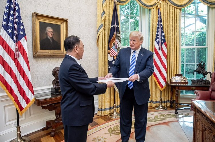 фото www.whitehouse.gov Трамп сфотографувався з листом від Кім Чен Ина