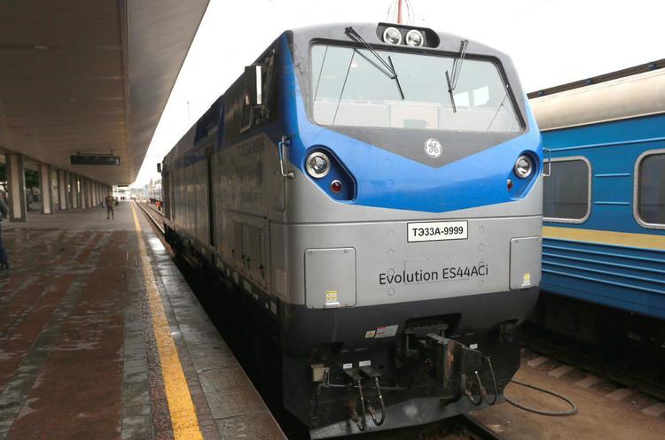 TE33A на Київському вокзалі General Electric та Крюківський завод підписали угоду про локалізацію виробництва 30 локомотивів TE33A