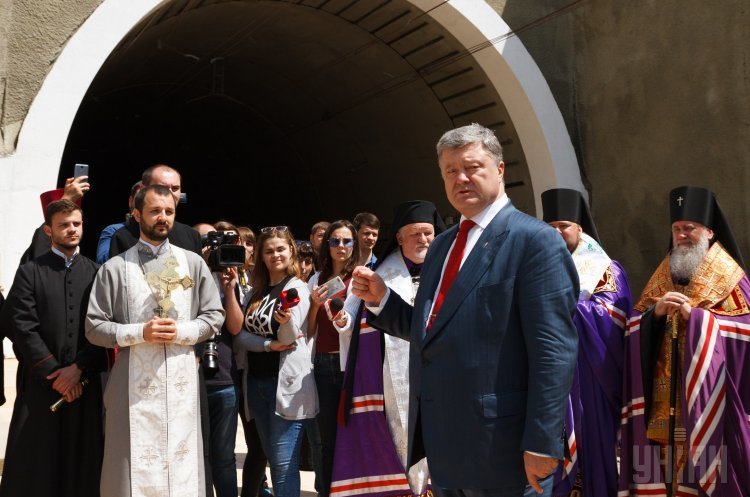 Президент України Петро Порошенко під час урочистої церемонії відкриття Бескидського тунелю Між минулим і майбутнім: для чого Україні потрібен Бескидський тунель