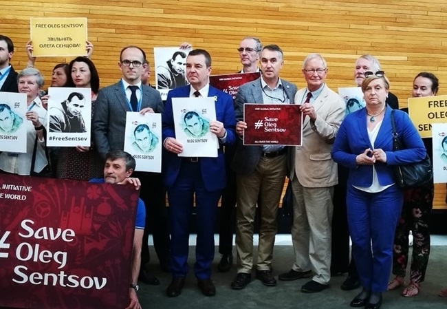 фото qha.com.ua Європарламент прийняв резолюцію із закликом негайно звільнити Сенцова